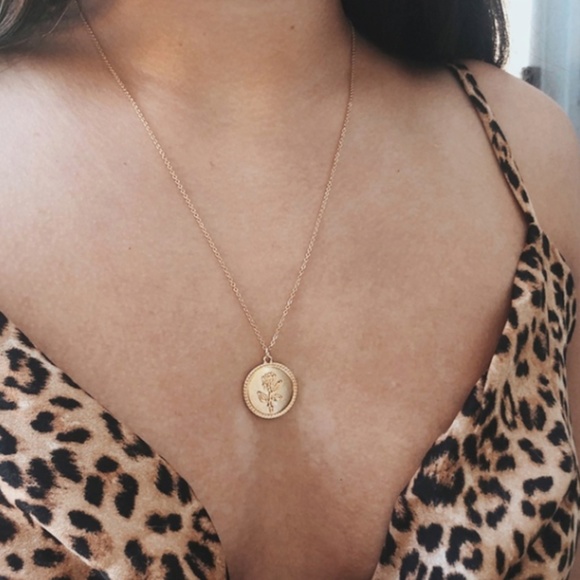 Urban Outfitters Jewelry - Round Pendant Gold Necklace